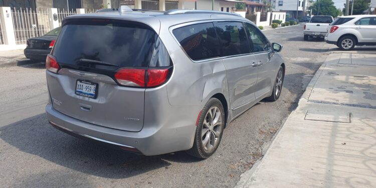 Mujer motociclista va a hospital tras chocar con camioneta que omitió alto
