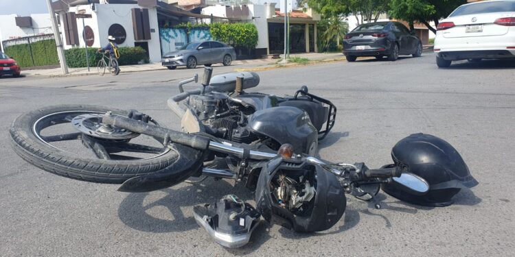 Mujer motociclista va a hospital tras chocar con camioneta que omitió alto