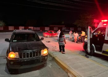 Motociclista herido al estrellarse en camioneta que le cerró el paso