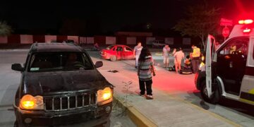 Motociclista herido al estrellarse en camioneta que le cerró el paso