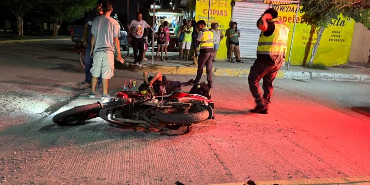 Motociclista herido al estrellarse en camioneta que le cerró el paso