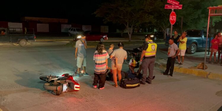 Motociclista herido al estrellarse en camioneta que le cerró el paso