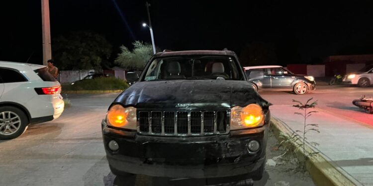 Motociclista herido al estrellarse en camioneta que le cerró el paso