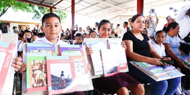 Pone en marcha el gobernador Américo Villarreal el ciclo escolar 2024-2025 en Jaumave, Tamaulipas