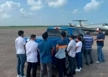 Detienen a migrantes en avión privado en Texas