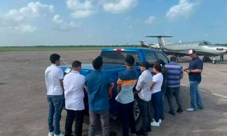 Detienen a migrantes en avión privado en Texas