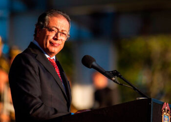 Presidente Petro rechaza falta de combustible aéreo