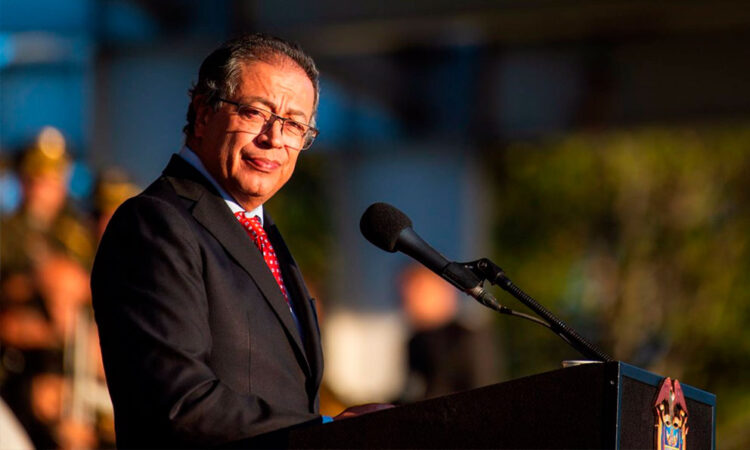 Presidente Petro rechaza falta de combustible aéreo