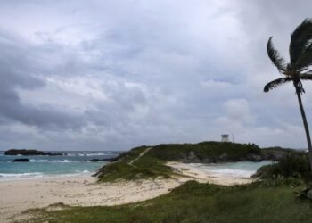 Huracán Ernesto avanza hacia Bermudas: Autoridades cierran aeropuerto