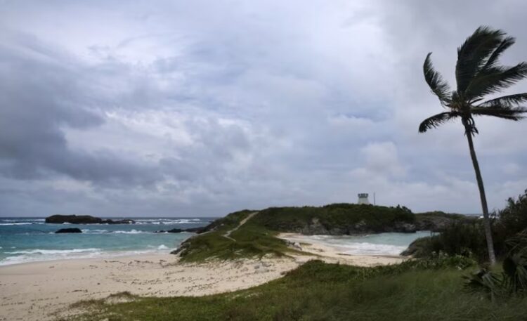 Huracán Ernesto avanza hacia Bermudas: Autoridades cierran aeropuerto