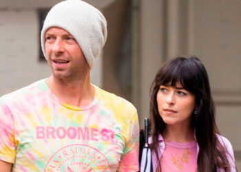 Representante de Dakota Johnson aclara rumores sobre su relación con Chris Martin