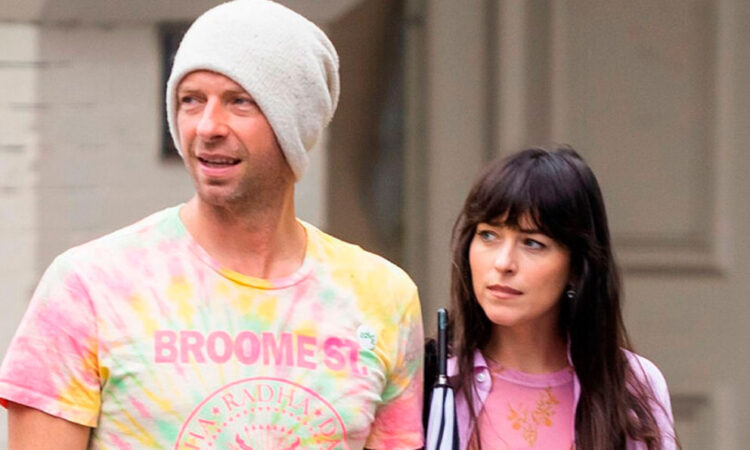 Representante de Dakota Johnson aclara rumores sobre su relación con Chris Martin