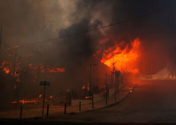 Incendio cerca de Atenas obliga a evacuar a miles