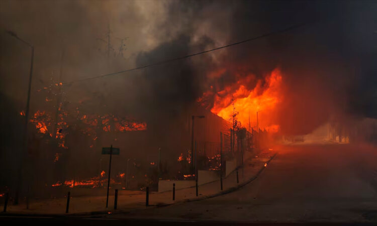 Incendio cerca de Atenas obliga a evacuar a miles