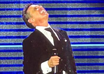 Luis Miguel se entrega a su público bajo la lluvia en Monterrey