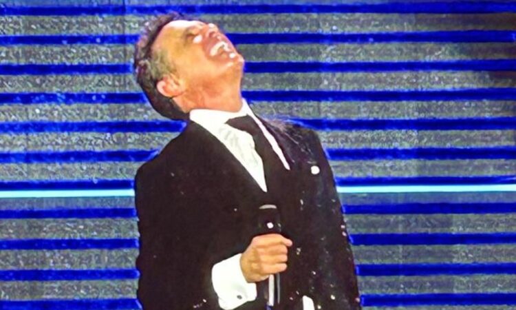 Luis Miguel se entrega a su público bajo la lluvia en Monterrey