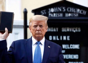 Trump vende Biblias y gana 300 mil dólares en regalías