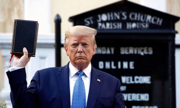 Trump vende Biblias y gana 300 mil dólares en regalías