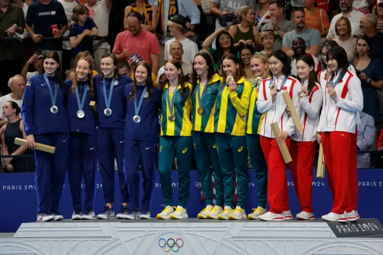 Australia gana el relevo femenino 4x200m libre con récord olímpico