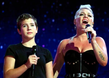 Madre e hija brillan en la Convención Demócrata con “What About Us”