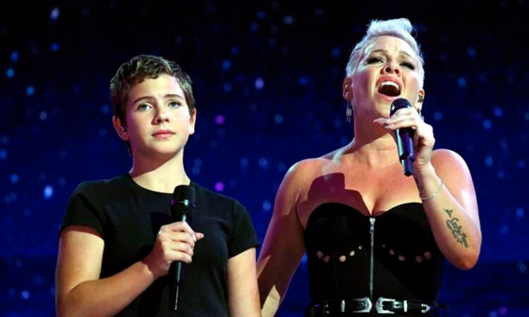 Madre e hija brillan en la Convención Demócrata con “What About Us”