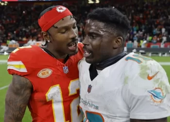 Tyreek Hill reta a Noah Lyles: “Le ganaría en los 100 metros”