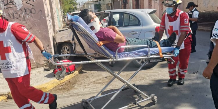 Choca contra camión blindado, sale herido