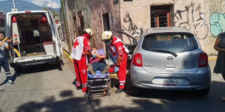 Choca contra camión blindado, sale herido