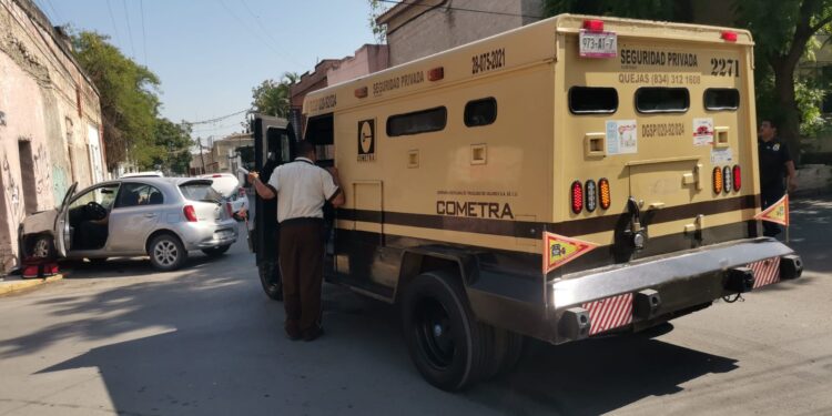 Choca contra camión blindado, sale herido