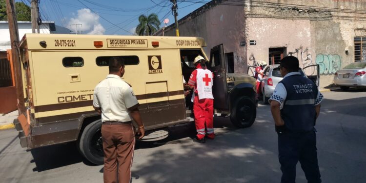 Choca contra camión blindado, sale herido