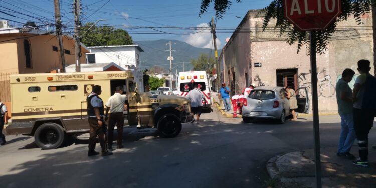 Choca contra camión blindado, sale herido