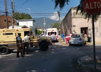 Choca contra camión blindado, sale herido
