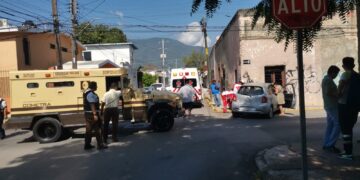 Choca contra camión blindado, sale herido