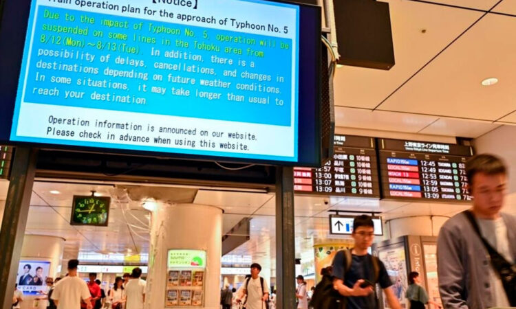 Vuelos y trenes afectados en Japón ante llegada de Ampil