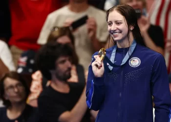 La estadounidense Kate Douglass sube, por fin, a lo más alto del podio