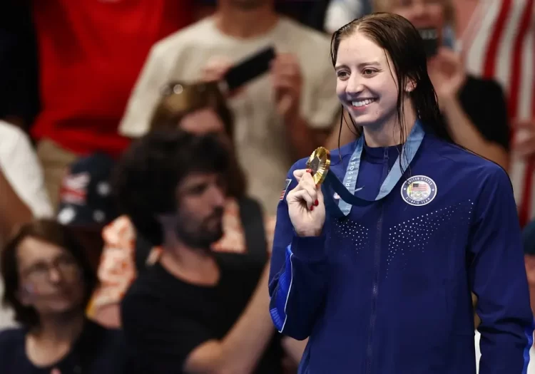 La estadounidense Kate Douglass sube, por fin, a lo más alto del podio