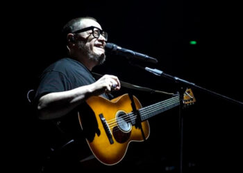 Un emotivo Leonel García deleita a Monterrey con sus éxitos