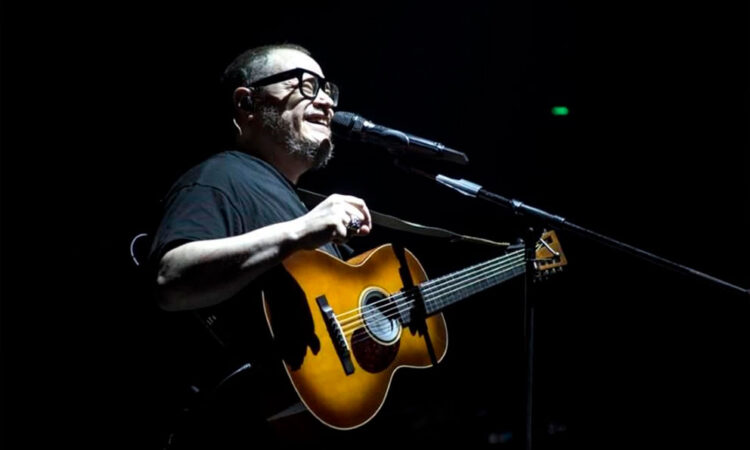 Un emotivo Leonel García deleita a Monterrey con sus éxitos