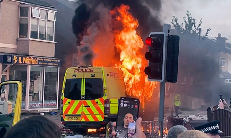 Enfrentamientos en Londres tras apuñalamiento en clase de baile