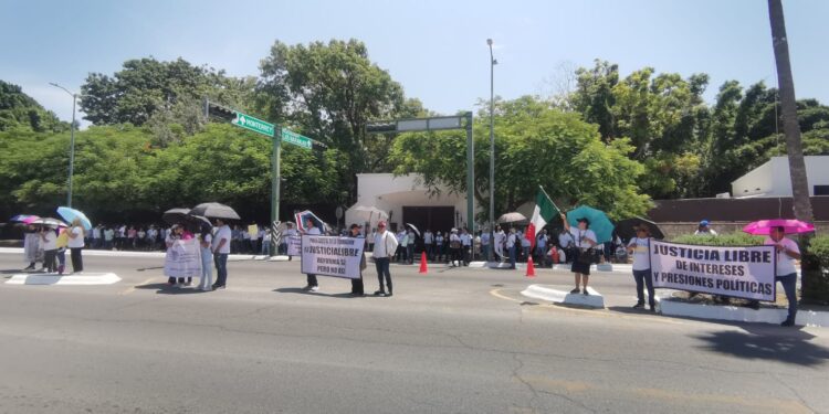 Protestan frente a Casa de Gobierno empleados del Poder Judicial