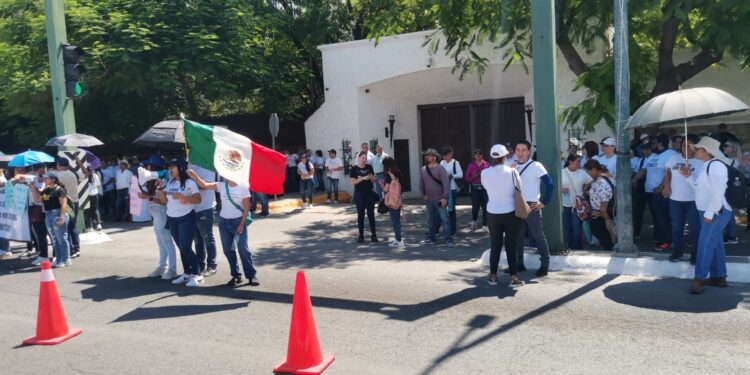 Protestan frente a Casa de Gobierno empleados del Poder Judicial