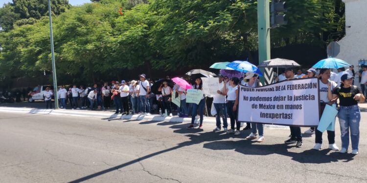 Protestan frente a Casa de Gobierno empleados del Poder Judicial