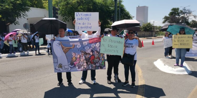 Protestan frente a Casa de Gobierno empleados del Poder Judicial