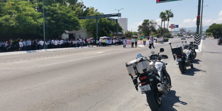 Protestan frente a Casa de Gobierno empleados del Poder Judicial