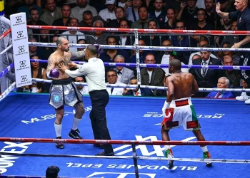 Réferi se retira en pleno combate entre Mayweather y Gotti en México
