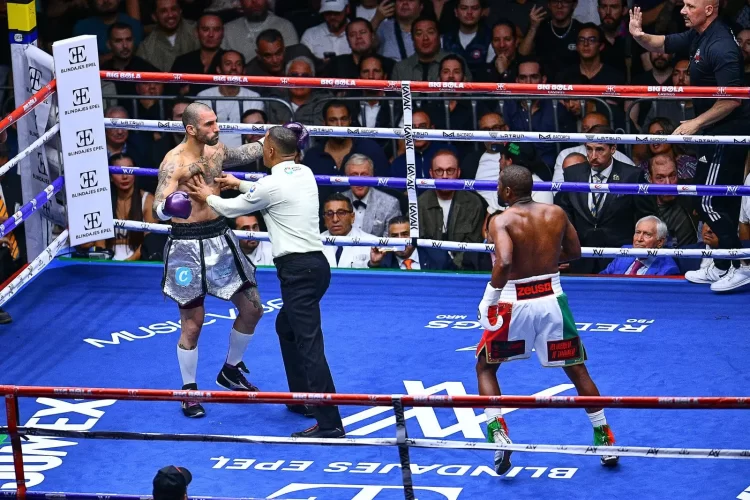 Réferi se retira en pleno combate entre Mayweather y Gotti en México