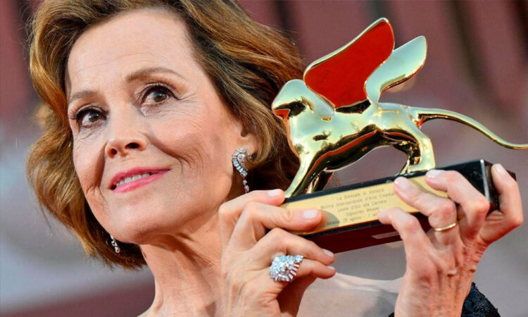 Sigourney Weaver es homenajeada con el León de Oro en Venecia