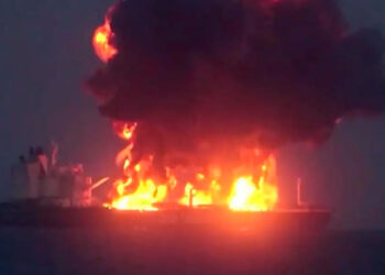 Alertan de posible ecocidio tras ataque a buque en Mar Rojo