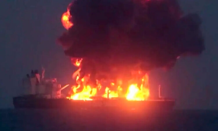 Alertan de posible ecocidio tras ataque a buque en Mar Rojo