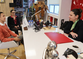 Emiliano Hernández visita a Ana Guevara tras su exitoso debut olímpico